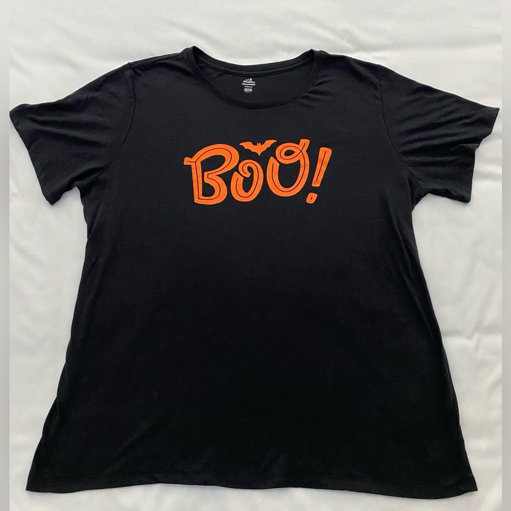 Woman’s Halloween Black Short Sleeve T-Shirt  “BOO”.  Size XXXL (22)